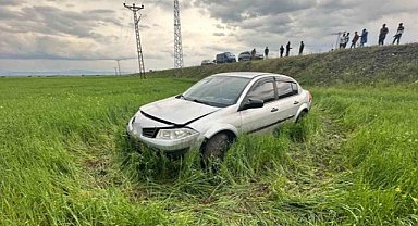 Ağrı'da kaygan yolda otomobil araziye girdi: 1 yaralı