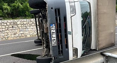 Bursa-Ankara karayolu İnegöl geçişinde kamyonet kazası: 3 yaralı