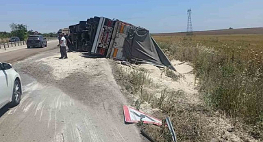 Bursa-Çanakkale karayolundaki kazada TIR devrildi: 1 yaralı