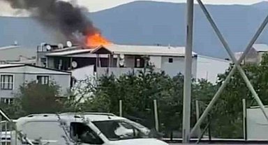 Bursa'da bir evin çatısında yangın çıktı