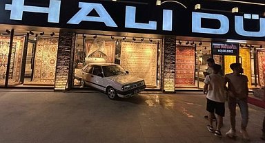 Bursa'da bir otomobil kontrolden çıkarak halıcıya daldı