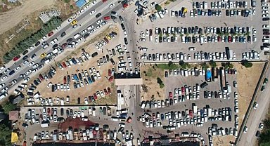 Bursa'da kesimhanelerde vatandaşların araçları kuyruk oluşturdu