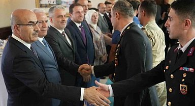 Bursa'da protokol üyeleri düzenlenen törende bayramlaştı