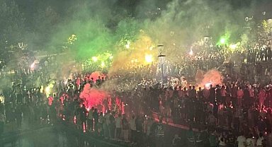 Bursaspor taraftarları kuruluş yıl dönümünde meşaleleri yaktı