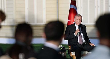 Cumhurbaşkanı Erdoğan, Vahdettin Köşkü'nde gençleri ağırladı