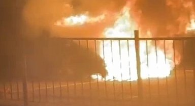 Gemlik'te lüks otomobil yanarak hurdaya döndü