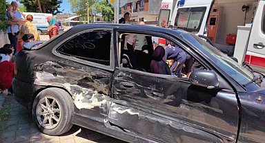 İnegöl'deki kavşakta kaza! 6 yaralı, 2'si çocuk