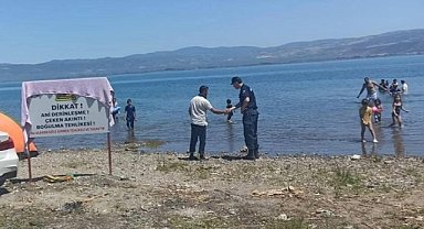 İznik Gölü'nde yasağa rağmen yüzüyorlar!