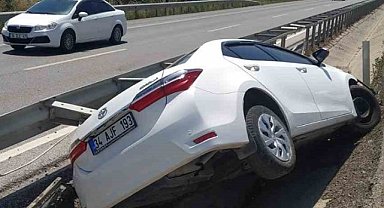 Karacabey'de otomobilin refüje çarptığı kazada 2 yaralı