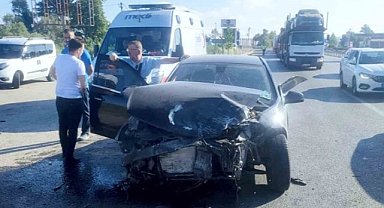 Karacabey'de servis aracıyla otomobilin çarpıştığı kazada 5 yaralı