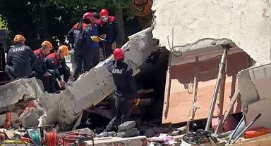 Küçükçekmece'de 3 katlı bina çöktü: 1 ölü, 7 yaralı