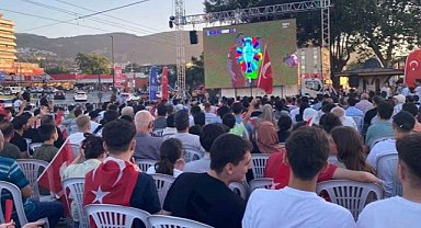 Milli maç heyecanı Bursa'daki dev ekranlarda