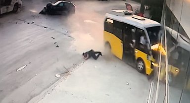 Nilüfer'de minibüse çarpan otomobil kazasında 10 yaralı!