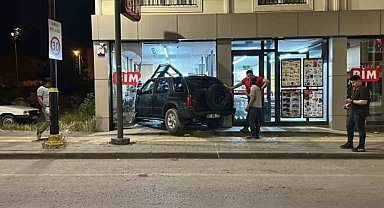 Sivas'ta kontrolden çıkan cip markete daldı