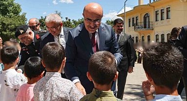 Vali Demirtaş, çocuklar ve şehit aileleriyle bayramlaştı