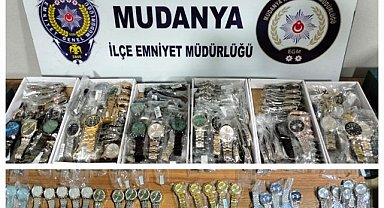 Bursa’da 100 bin liralık kaçak elektronik saat ele geçirildi