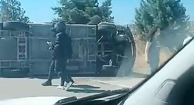 Bursa'da direksiyon hakimiyetini kaybeden minibüs devrildi