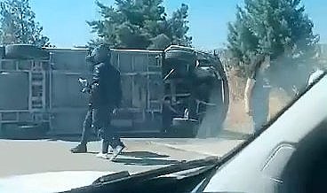 Bursa'da direksiyon hakimiyetini kaybeden minibüs devrildi