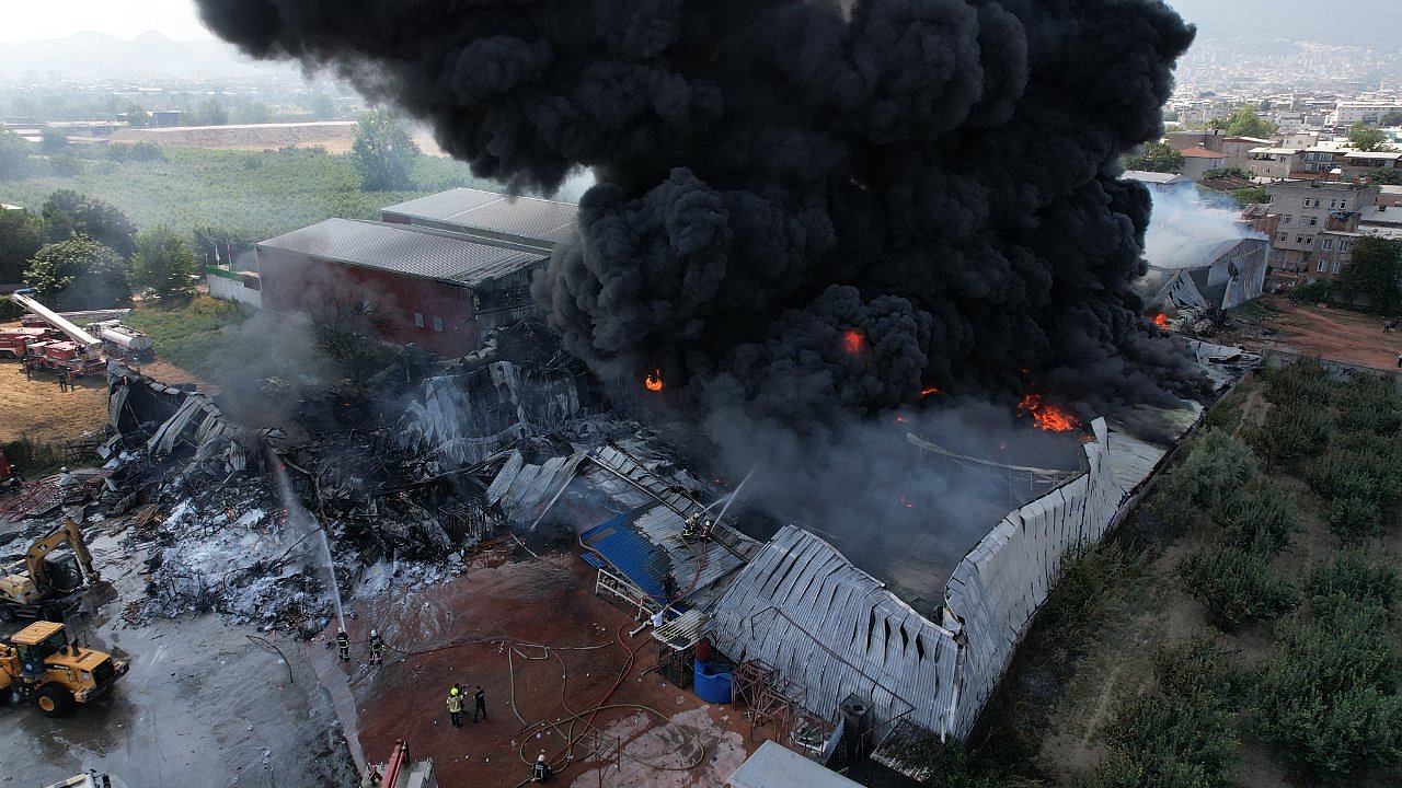 Bursa'daki yangın çevredeki 3 fabrikaya da sıçradı