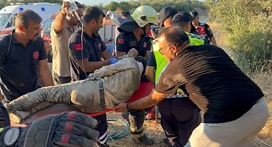 Devrilen kamyonette sıkışan 2 kişiyi itfaiye kurtardı