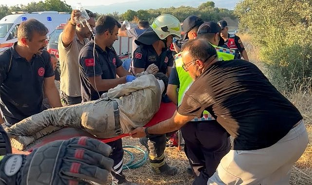 Devrilen kamyonette sıkışan 2 kişiyi itfaiye kurtardı