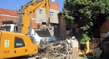 Osmangazi’de tehlike saçan metruk binalar yıkılıyor