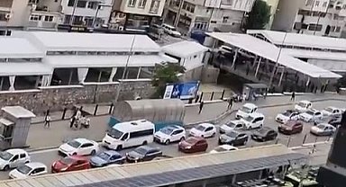 Yolu kapatıp halay çektiler, sürücüleri çileden çıkardılar