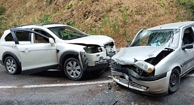 İnegöl'de 2 araç kafa kafaya çarpıştı: 2 yaralı