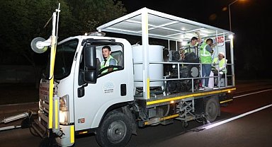 Nilüfer'de belediye ekiplerinin yol çalışmaları gece gerçekleşiyor
