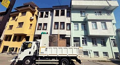Bursa'da bir evden 5 kamyon çöp toplandı!