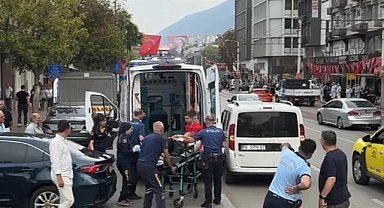 Bursa'da cadde ortasında kendisini defalarca bıçakladı