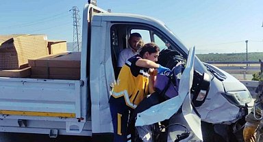 Bursa'da otoyoldaki kazada otomobile kamyonet çarptı: 2 yaralı