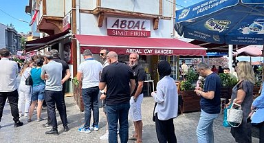 Bursa'da tarihi fırının önünde tahinli pide kuyruğu