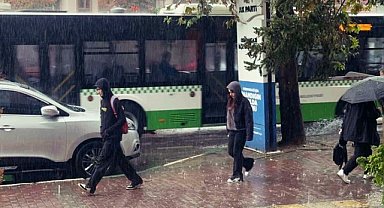 Bursa'da yağmur etkili olurken, hava sıcaklığı düştü