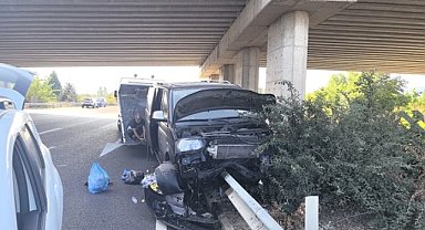 Bursa'daki kazada minibüs bariyere çarptı! 1'i ağır 10 yaralı