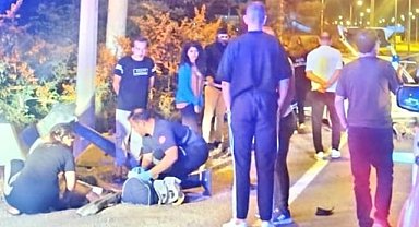 Kestel'de feci kaza! Otomobil bariyere saplandı