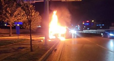 Nilüfer'de ticari araç refüjdeki direğe çarptı