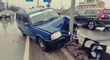 Orhangazi'de kayganlaşan yolda otomobil kazası