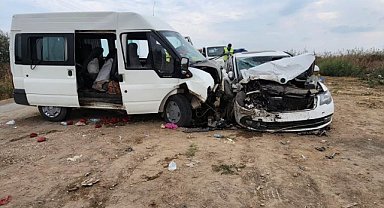 Tarım işçilerini taşıyan araç ile otomobil çarpıştı: 8 yaralı