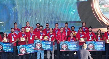 BTÜ, TEKNOFEST'teki ödülünü Cumhurbaşkanı Erdoğan'dan aldı