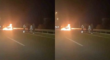 Bursa'da motoru alev alan otomobil yandı