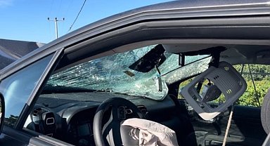 Bursa'daki kazada direğe çarpan otomobildeki 4 kişi yaralandı