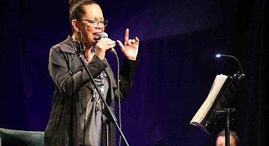 Bursa'daki konserde Melis Sökmen sahne aldı