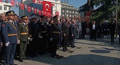 Bursa Valiliği'nden cumhuriyetin 101. yılında çelenk töreni