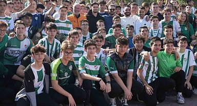 Bursasporlu futbolcular öğrencilerle bir araya geldi