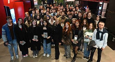 DOSABSİAD Başkanı Çevikel, öğrencilerle tiyatro oyunu izledi