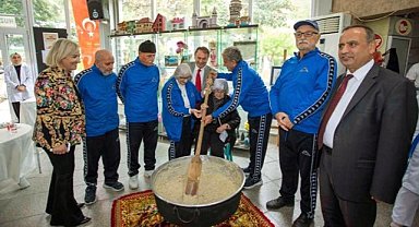 Dünya Yaşlılar Günü'nde Bursa Büyükşehir'den huzurevine ziyaret