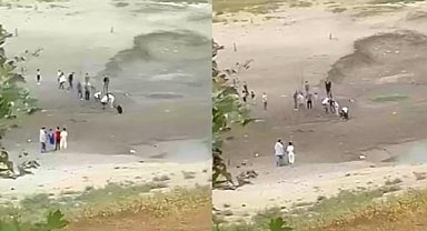 İnegöl'de bataklığa saplanan çocuklara vatandaşlar yetişti