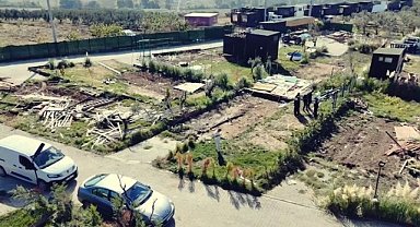 Mudanya'daki kaçak taşınabilir evler yıkıldı