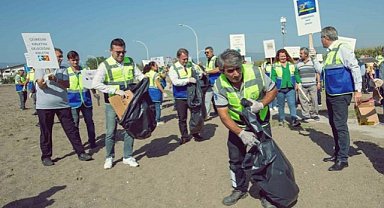Sahil temizliği için Büyükşehir personeli kolları sıvadı